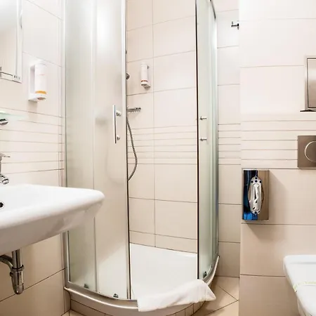 מלון Alexandra 4*